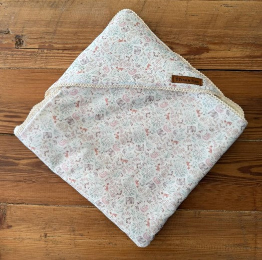 Manta estampada con capucha